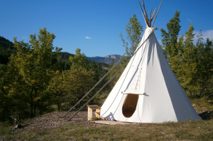 séjour bien être, nature, bio, yoga, méditation, insolite, provence, drôme, tipi, tente Inuit, cabane arbre